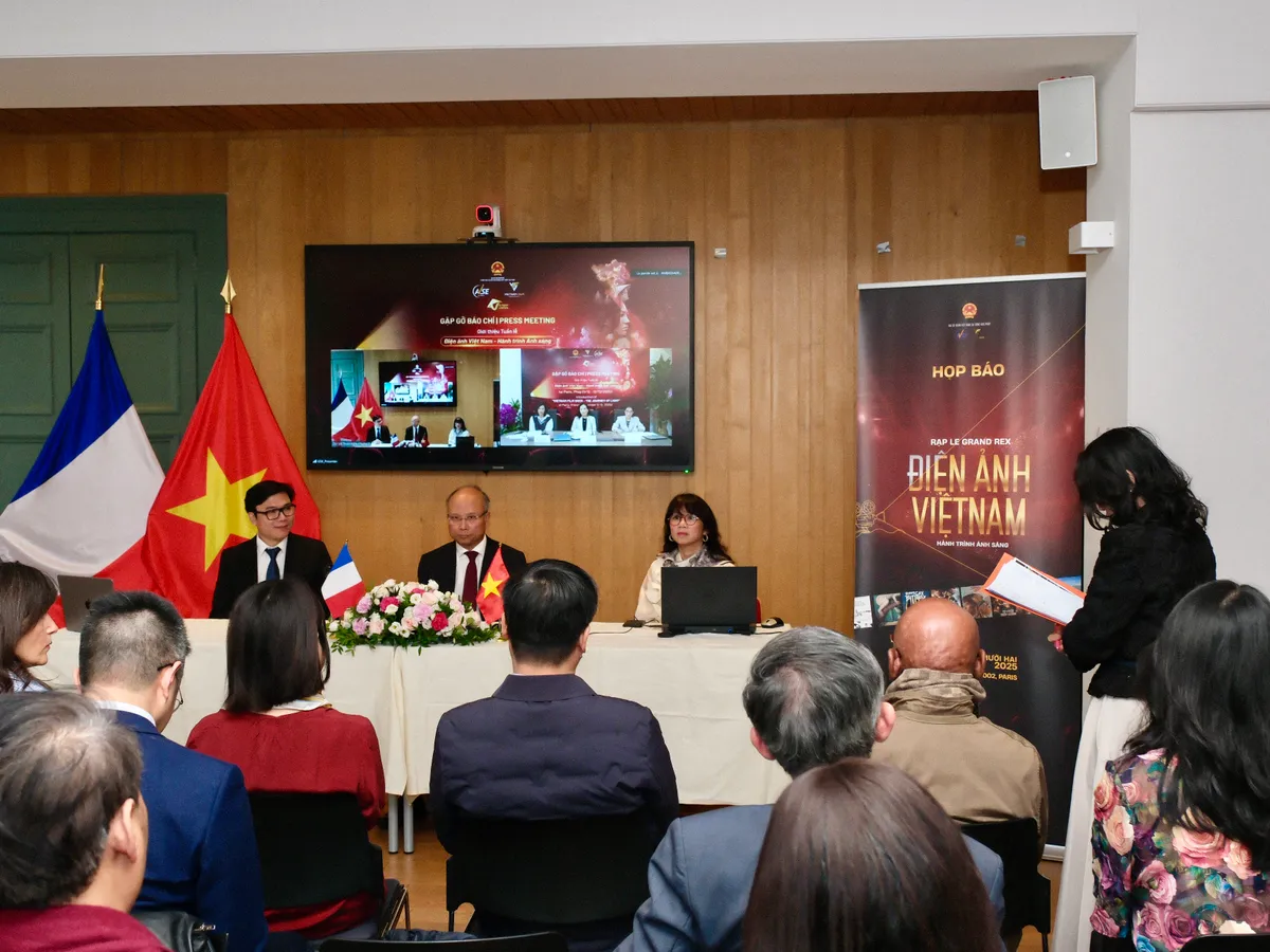 Mưa đỏ “xuất ngoại” tới Thủ đô ánh sáng Paris - Ảnh 1.