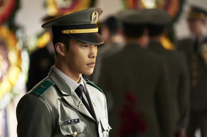 Phim của Hyun Bin và Jung Woo Sung ấn định ngày ra mắt - Ảnh 3.