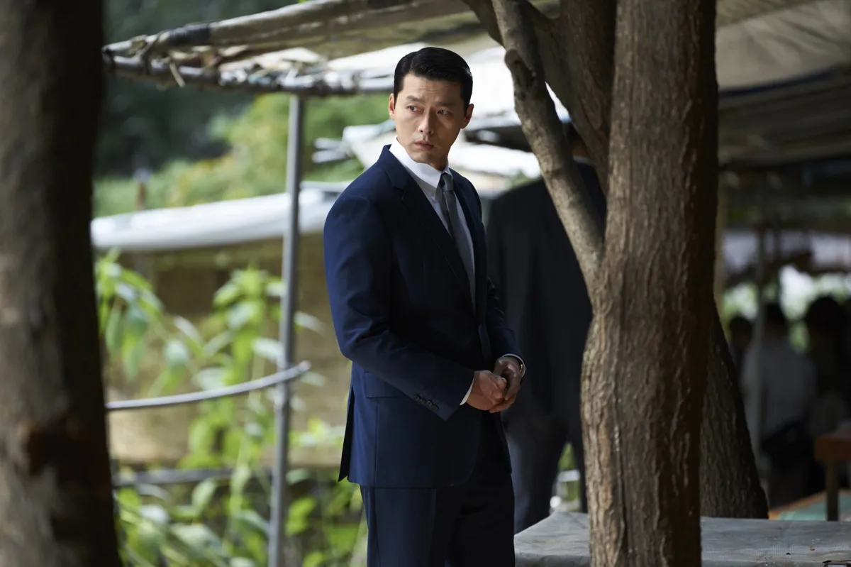 Phim của Hyun Bin và Jung Woo Sung ấn định ngày ra mắt - Ảnh 1.