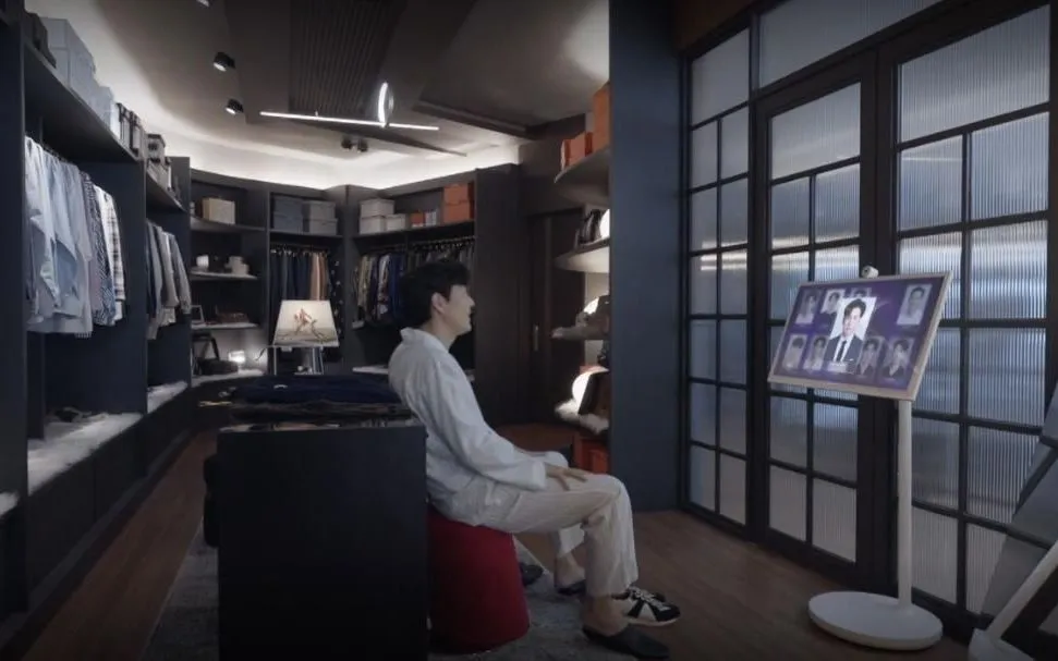 Diễn viên Lee Jung Jae trò chuyện với trí tuệ nhân tạo dựa trên ngôn ngữ trong một cảnh phim "Nice to Not Meet You" Ảnh: Tving)