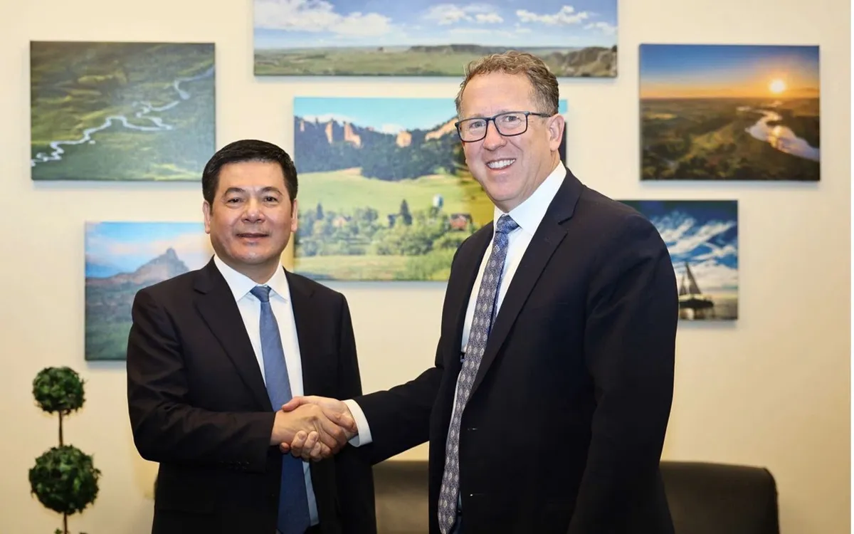 Bộ trưởng Bộ Công Thương Nguyễn Hồng Diên làm việc với Hạ nghị sĩ Adrian Smith (bang Nebraska, Đảng Cộng hoà).