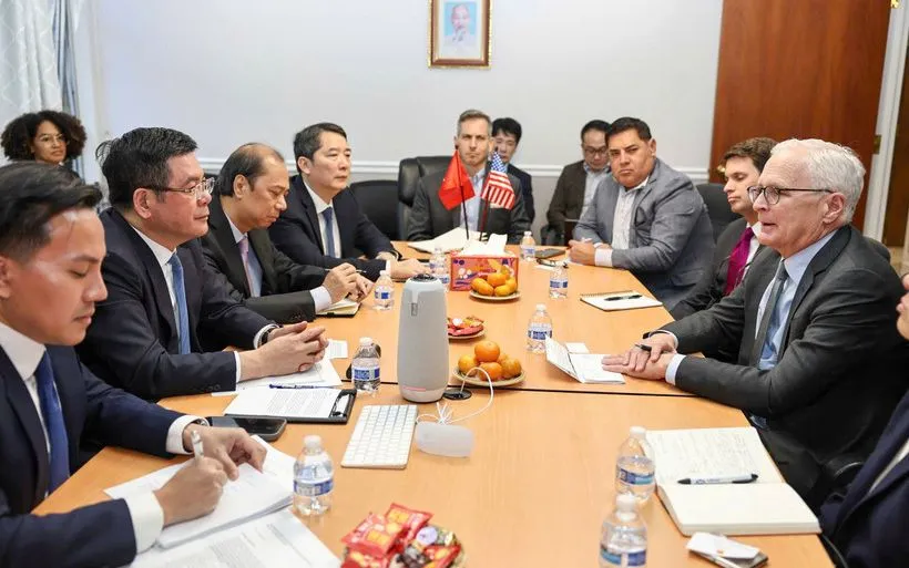 Bộ trưởng Bộ Công Thương Nguyễn Hồng Diên làm việc với lãnh đạo các doanh nghiệp thuộc Hiệp hội Công nghiệp bán dẫn Hoa Kỳ.