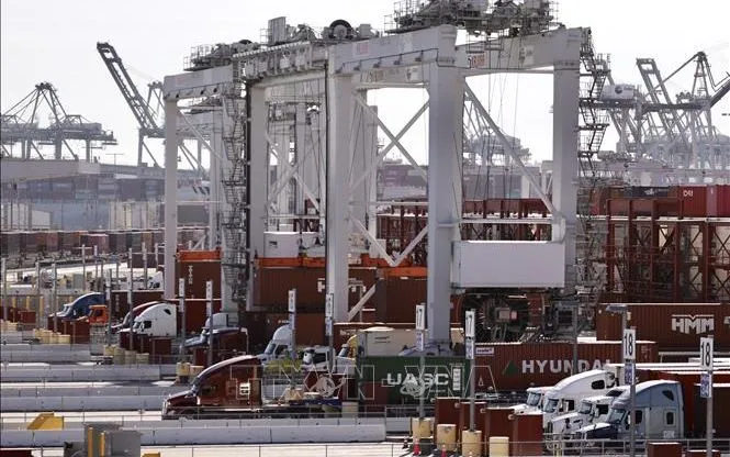 Quang cảnh cảng hàng hóa tại Los Angeles, California, Mỹ. Ảnh: THX/TTXVN