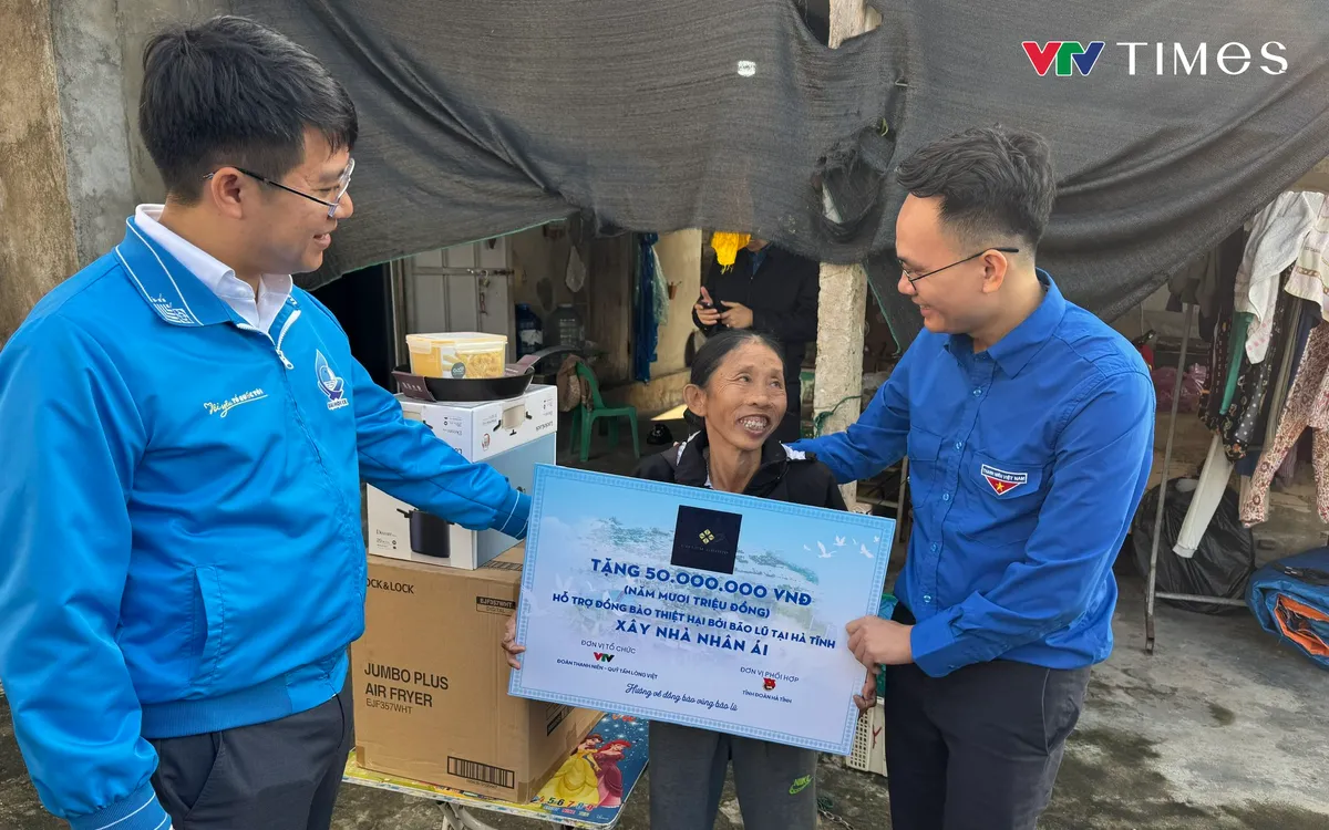 Anh Nguyễn Hoài Đảm, Bí thư Đoàn Thanh niên Đài Truyền hình Việt Nam và anh Nguyễn Viết Hải Đăng, Phó Bí thư Tỉnh đoàn Hà Tĩnh trao kinh phí xây dựng Nhà nhân ái cho bà Nguyễn Thị Vân