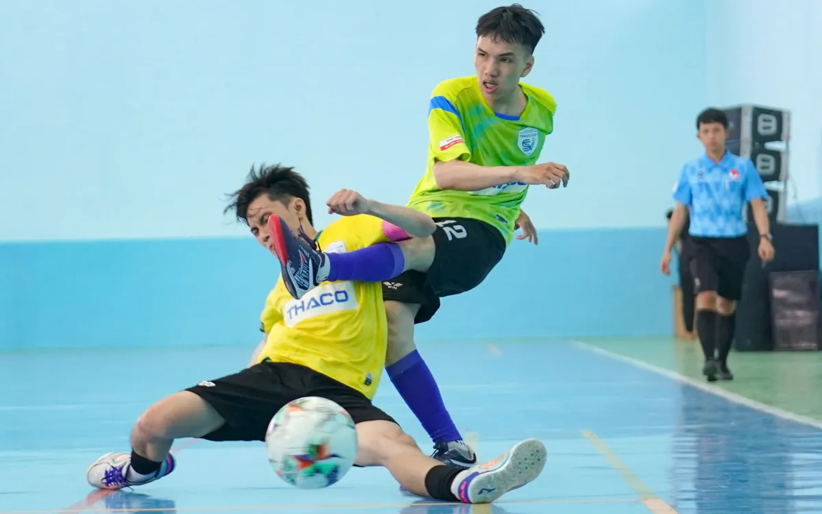 Ở nội dung futsal nam, các cầu thủ của ĐH CNTT (áo xanh nõn chuối) đã có màn "phục thù" ngọt ngào trước ĐH Tự nhiên để đăng quang ngôi vô địch giải đấu.