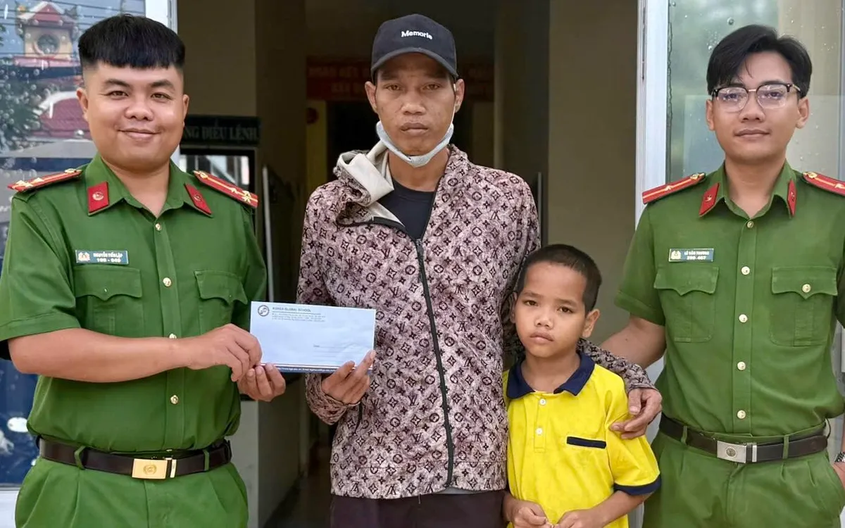 Công an xã Nhà Bè hỗ trợ lộ phí cho hai cha con anh V. trở về quê.