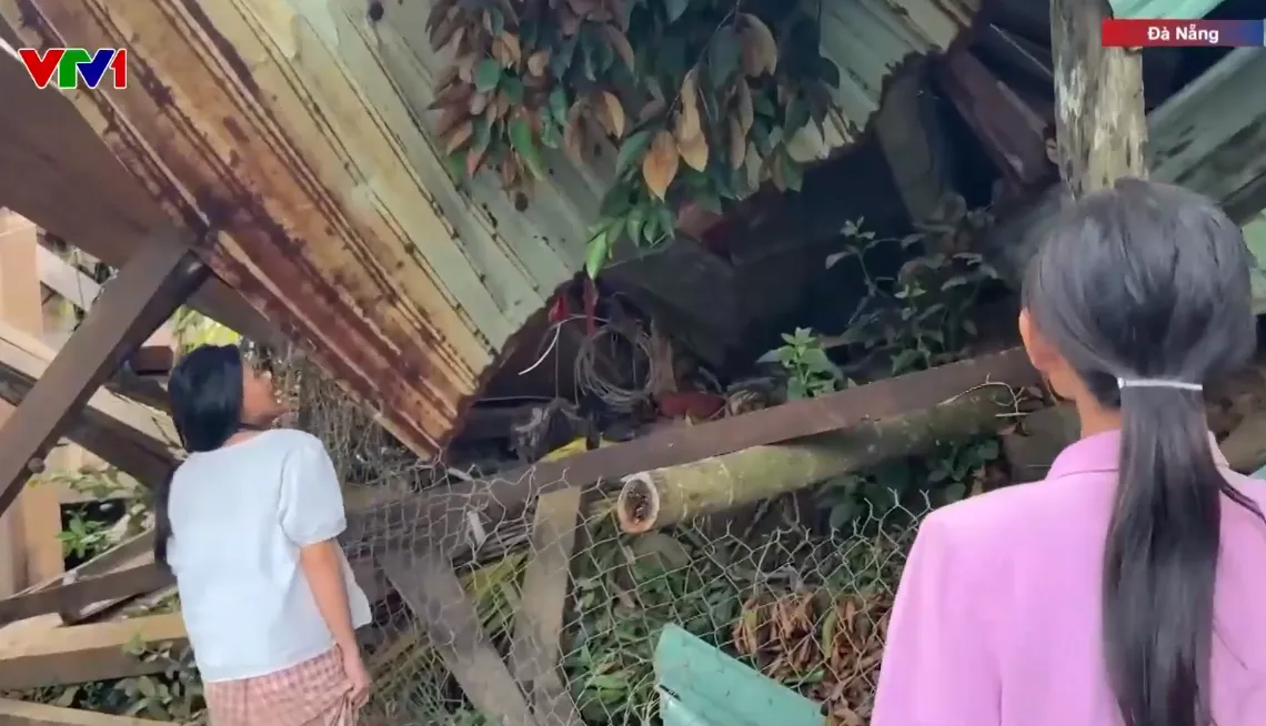 Nguy cơ sạt lở chực chờ, nhiều gia đình ở miền núi Đà Nẵng phải sơ tán - Ảnh 1.