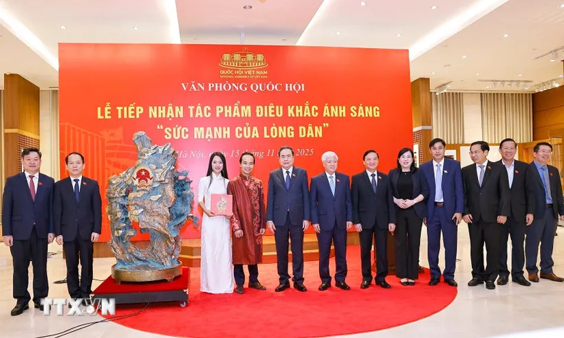 Chủ tịch Quốc hội dự Lễ tiếp nhận tác phẩm điêu khắc ánh sáng “Sức mạnh của lòng dân” - Ảnh 1.