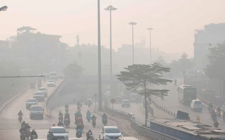 Ô nhiễm không khí hiện bao trùm hầu hết các khu vực thành phố Hà Nội. (Ảnh: TTXVN)