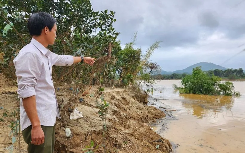 Khu vực sạt lở ven sông Hương, do ảnh hưởng các đợt mưa lũ lịch sử. (Ảnh: TTXVN)
