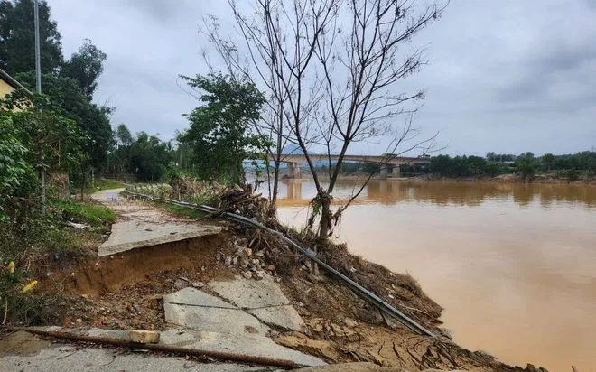 Sạt lở sông Hương gây ảnh hưởng hàng chục hộ dân - Ảnh 1.