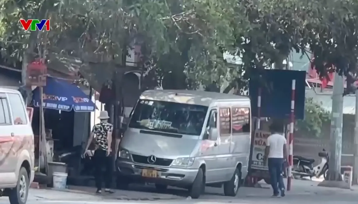 Xe hợp đồng lách luật lấn át xe khách tuyến cố định - Ảnh 1.