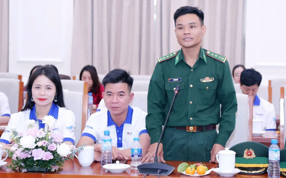 “Thầy giáo mang quân hàm xanh” Hồ Văn Hữu chia sẻ tại chương trình.

