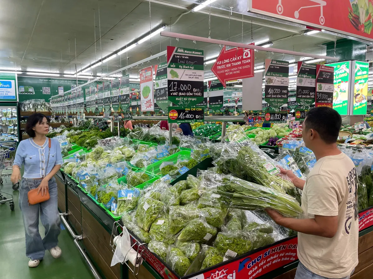 Người nội trợ "choáng" với giá rau, củ tại TP Hồ Chí Minh - Ảnh 2.