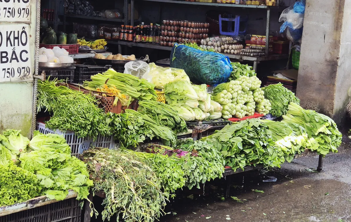 Người nội trợ "choáng" với giá rau, củ tại TP Hồ Chí Minh - Ảnh 1.