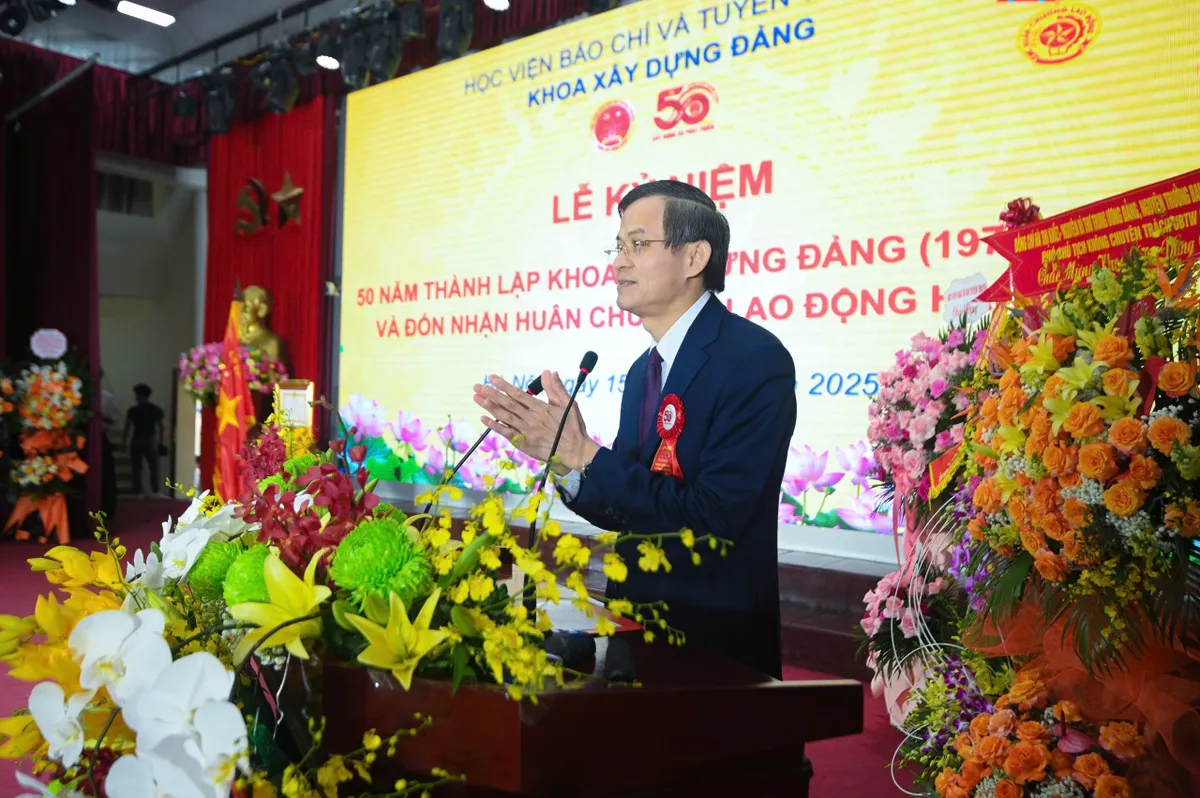 Khoa Xây dựng Đảng, Học viện Báo chí và Tuyên truyền đón nhận Huân chương Lao động hạng Ba  - Ảnh 4.