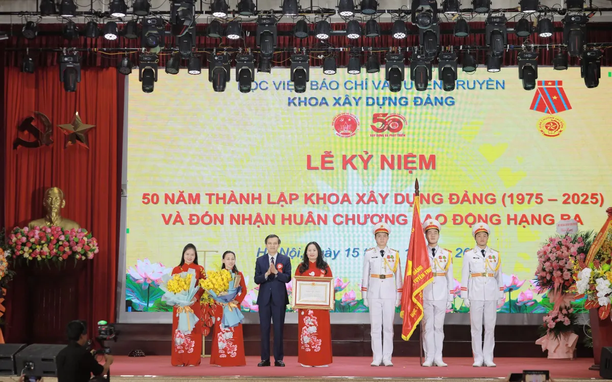 PGS. TS Đoàn Minh Huấn, Ủy viên Trung ương Đảng, Phó Bí thư Thường trực Đảng ủy, Phó Giám đốc Thường trực Học viện Chính trị quốc gia Hồ Chí Minh trao Huân chương Lao động hạng Ba cho Khoa Xây dựng Đảng. `