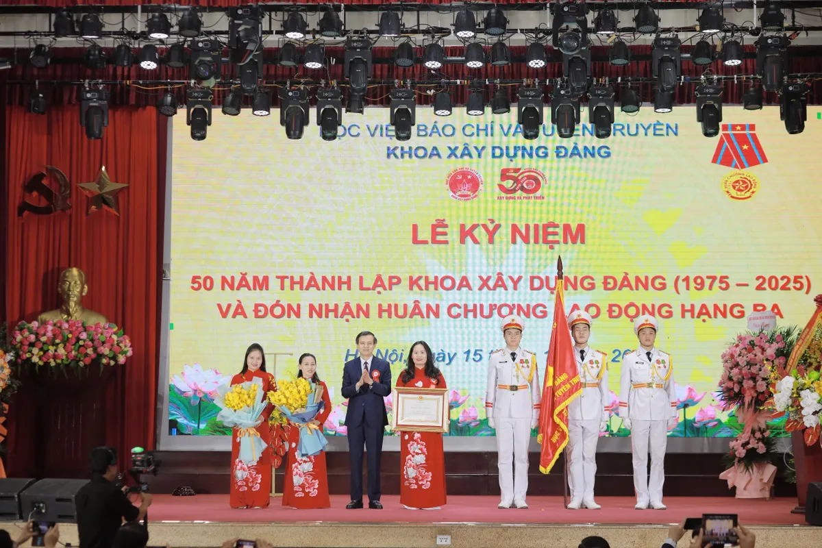 Khoa Xây dựng Đảng, Học viện Báo chí và Tuyên truyền đón nhận Huân chương Lao động hạng Ba  - Ảnh 3.