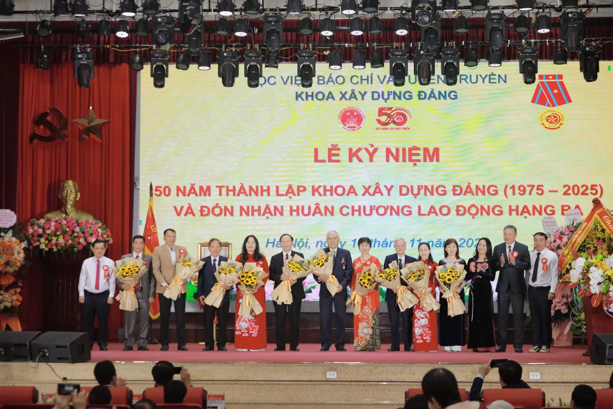 Khoa Xây dựng Đảng, Học viện Báo chí và Tuyên truyền đón nhận Huân chương Lao động hạng Ba  - Ảnh 6.