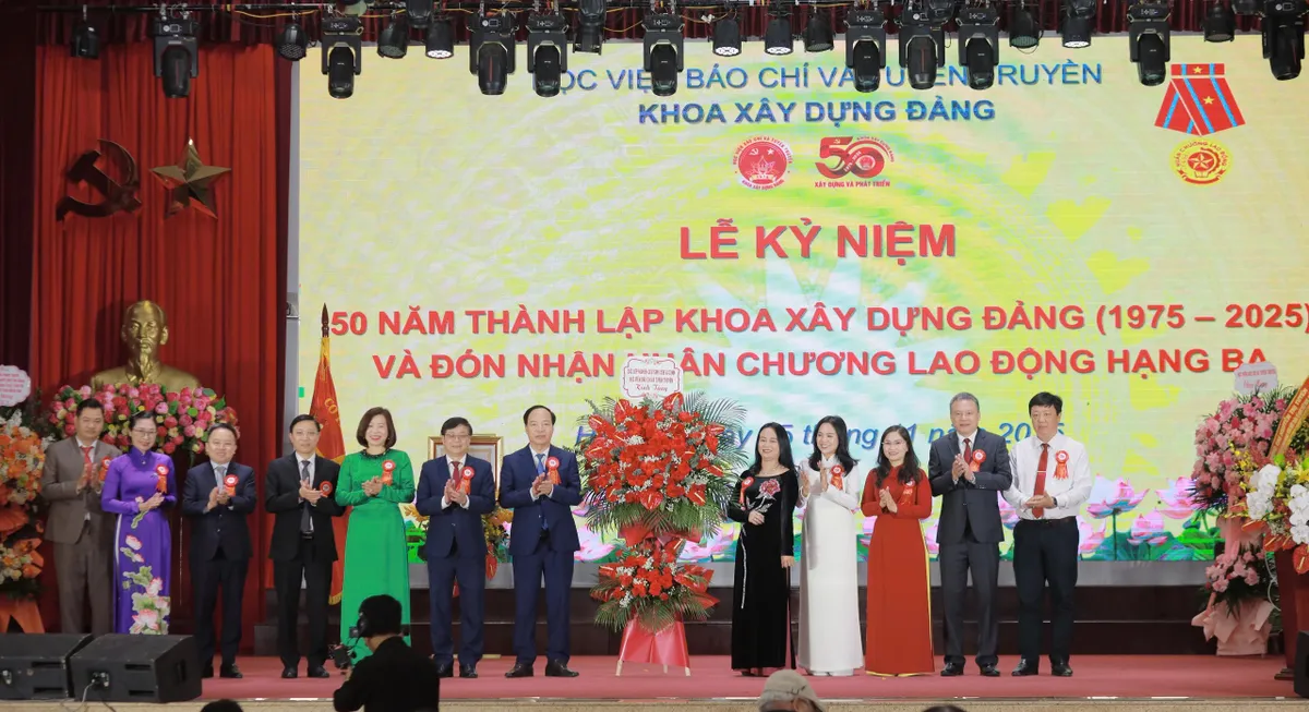 Khoa Xây dựng Đảng, Học viện Báo chí và Tuyên truyền đón nhận Huân chương Lao động hạng Ba  - Ảnh 5.