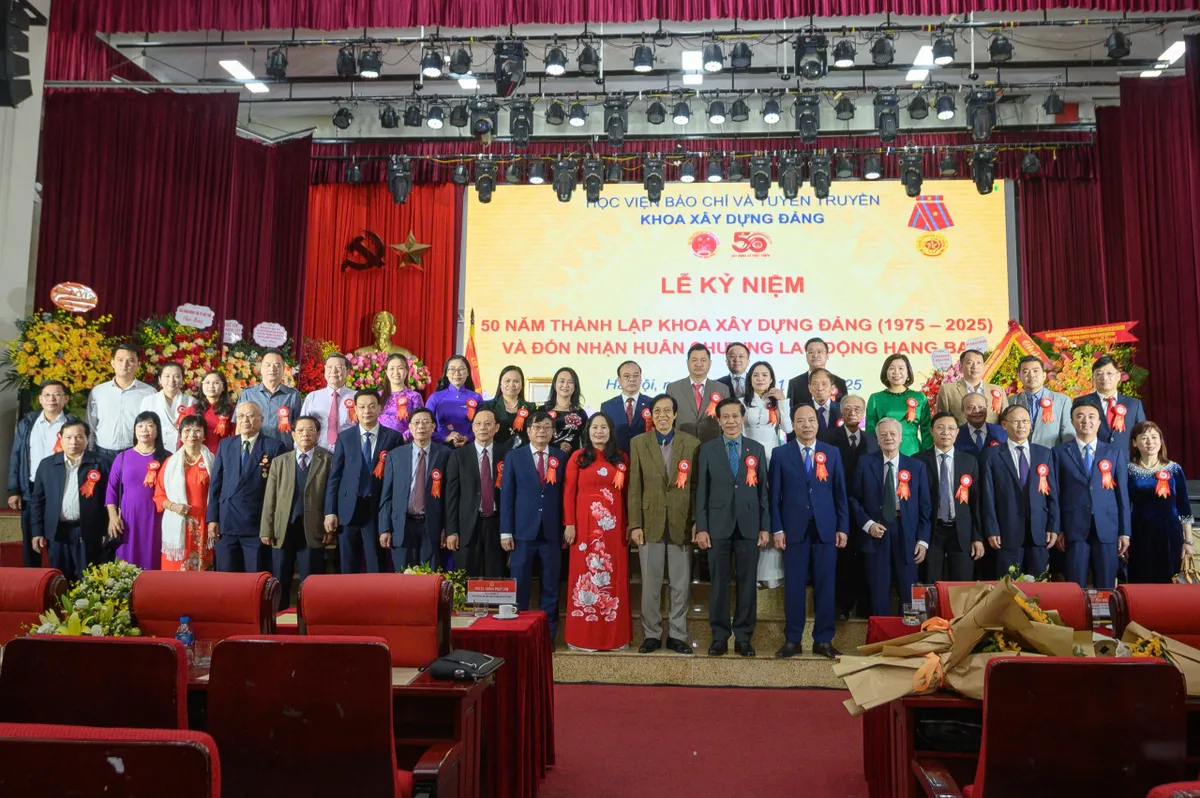 Khoa Xây dựng Đảng, Học viện Báo chí và Tuyên truyền đón nhận Huân chương Lao động hạng Ba  - Ảnh 7.