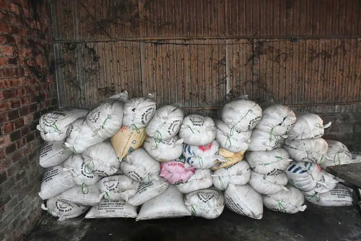 Đà Nẵng: Bắt quả tang một cơ sở chế biến mỡ động vật trái phép với quy mô lớn nằm trong khu vực nghĩa trang - Ảnh 2.