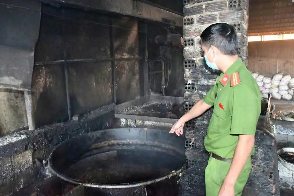 Đà Nẵng: Bắt quả tang một cơ sở chế biến mỡ động vật trái phép với quy mô lớn nằm trong khu vực nghĩa trang - Ảnh 5.