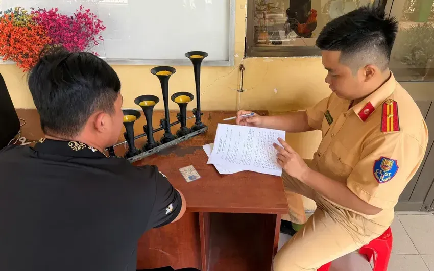 Tài xế làm việc tại cơ quan công an. Ảnh: PC08