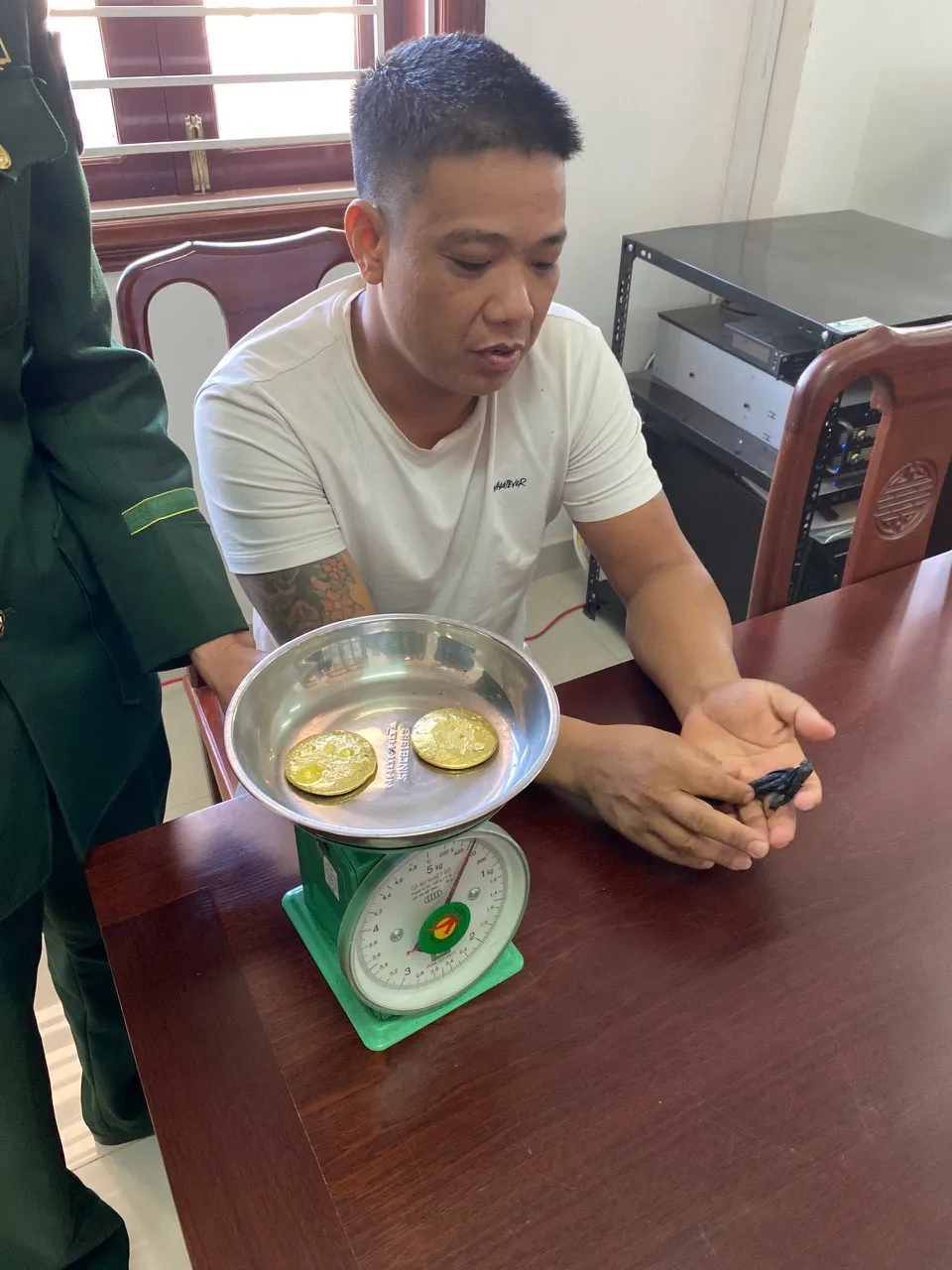 Đà Nẵng: Khởi tố tài xế xe khách vận chuyển vàng lậu từ Lào về Việt Nam - Ảnh 1.