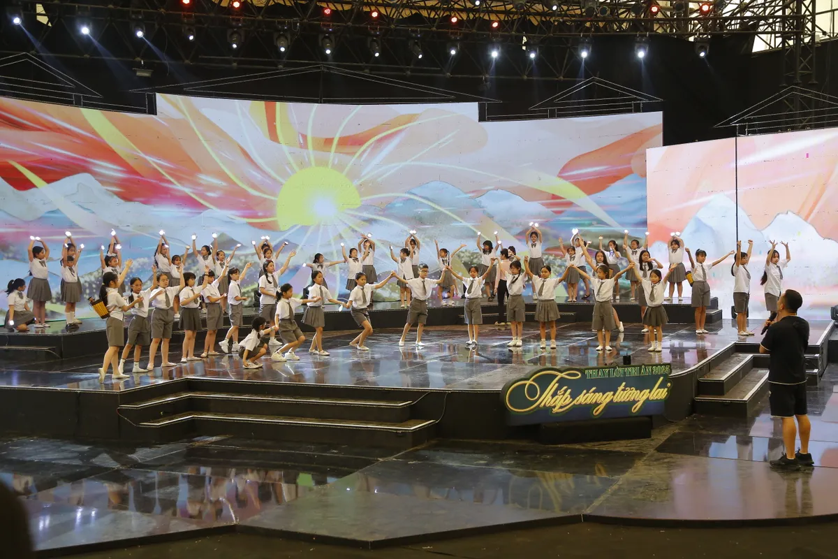 Tổng duyệt Thay lời tri ân 2025: Sẵn sàng cho ‘bản giao hưởng’ tri ân thầy cô- Ảnh 3.