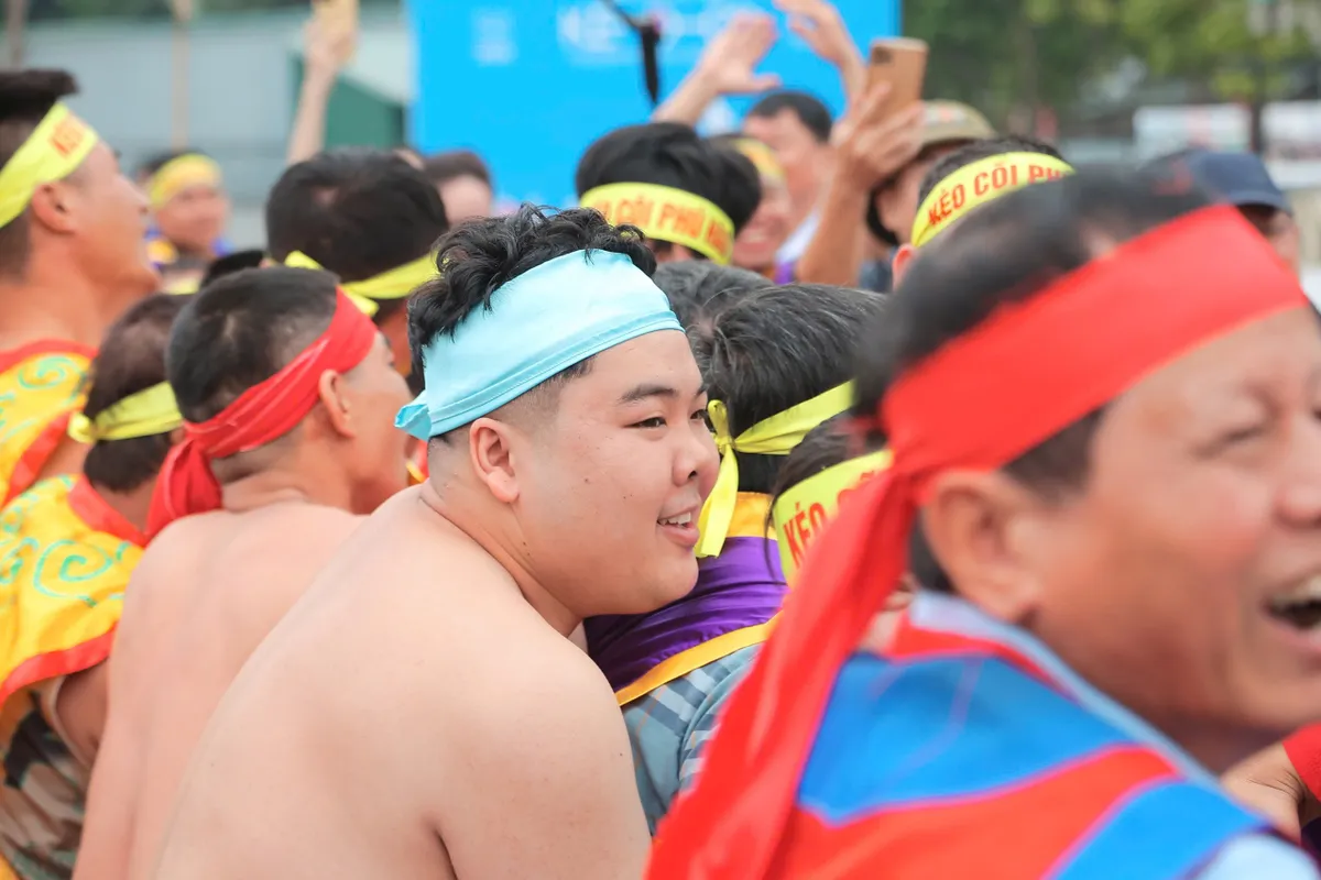 Vui nghiêng ngả xem trình diễn di sản kéo co - Ảnh 1.