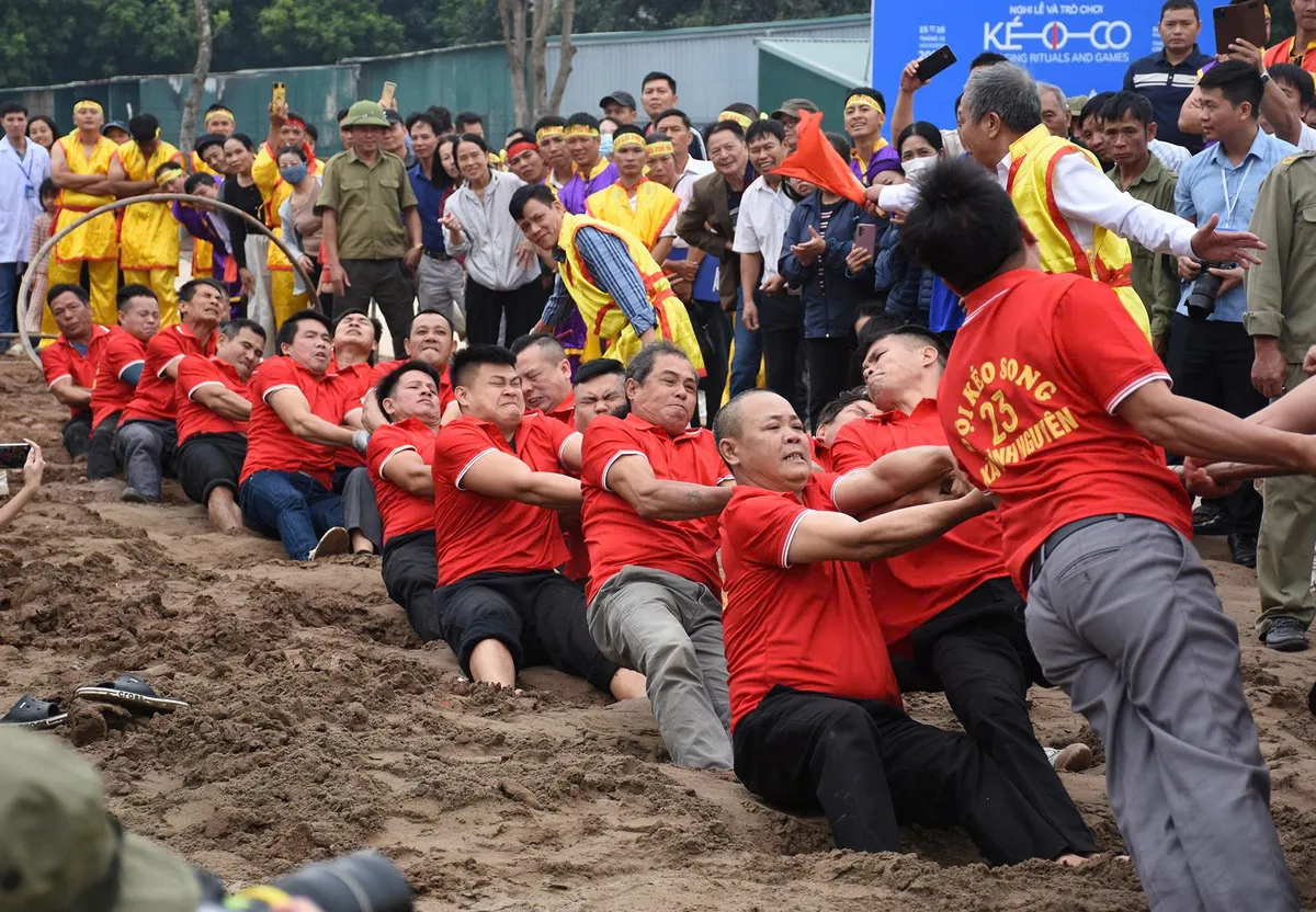 Vui nghiêng ngả xem trình diễn di sản kéo co - Ảnh 7.