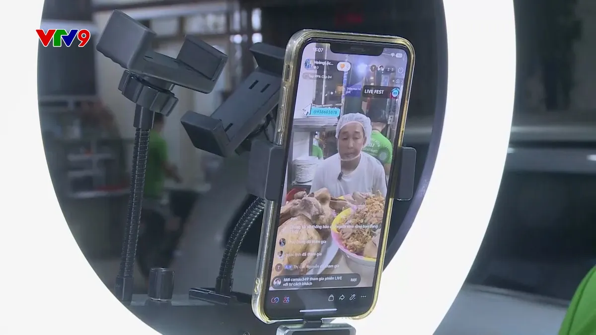 Những quán ăn truyền thống "lên" livestream