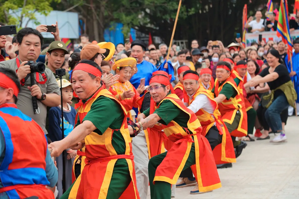 Vui nghiêng ngả xem trình diễn di sản kéo co - Ảnh 2.