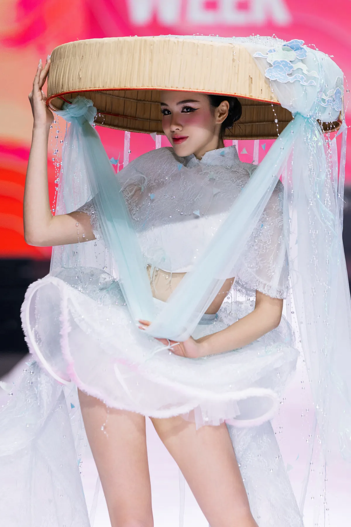 Đưa núi rừng Hà Giang lên sàn diễn Tuần lễ Thời trang quốc tế Việt Nam - Ảnh 2.