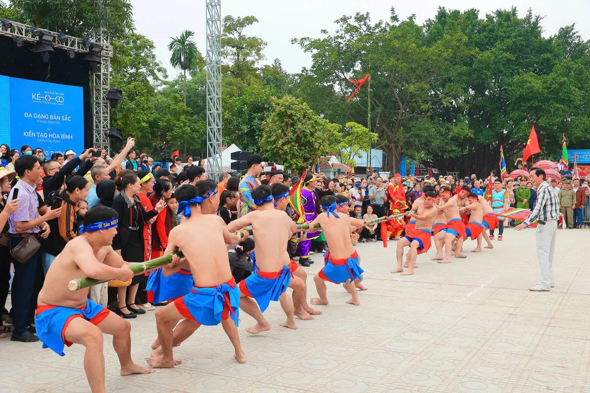 Vui nghiêng ngả xem trình diễn di sản kéo co - Ảnh 4.