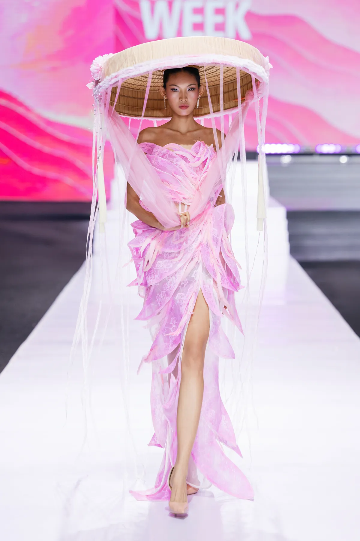 Đưa núi rừng Hà Giang lên sàn diễn Tuần lễ Thời trang quốc tế Việt Nam - Ảnh 3.