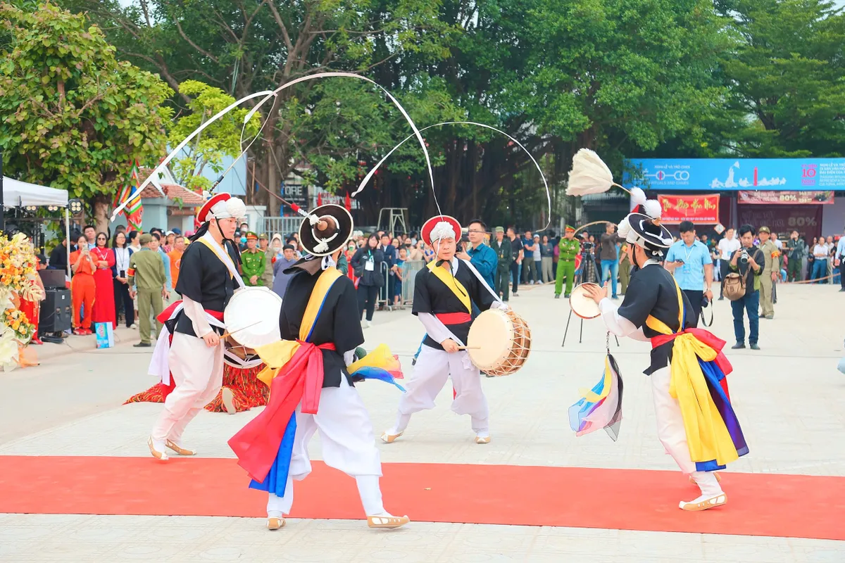 Vui nghiêng ngả xem trình diễn di sản kéo co - Ảnh 8.