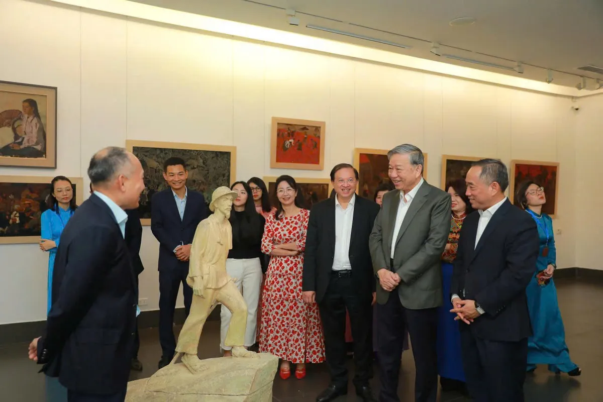 Tổng Bí thư tham quan Triển lãm 100 năm Mỹ thuật hiện đại tại Bảo tàng Mỹ thuật Việt Nam - Ảnh 3.