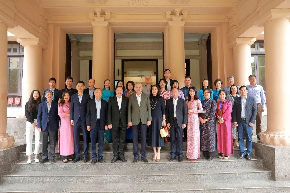 Tổng Bí thư tham quan Triển lãm 100 năm Mỹ thuật hiện đại tại Bảo tàng Mỹ thuật Việt Nam - Ảnh 6.