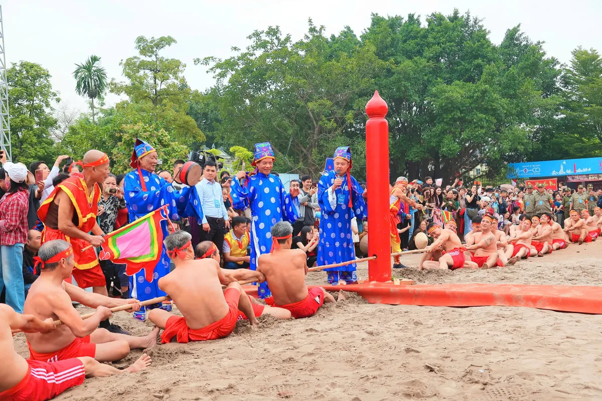 Vui nghiêng ngả xem trình diễn di sản kéo co - Ảnh 5.