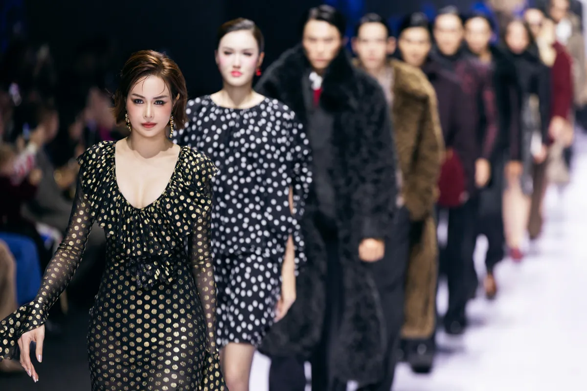 Đưa núi rừng Hà Giang lên sàn diễn Tuần lễ Thời trang quốc tế Việt Nam - Ảnh 10.