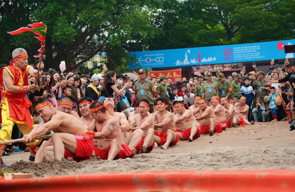 Vui nghiêng ngả xem trình diễn di sản kéo co - Ảnh 6.