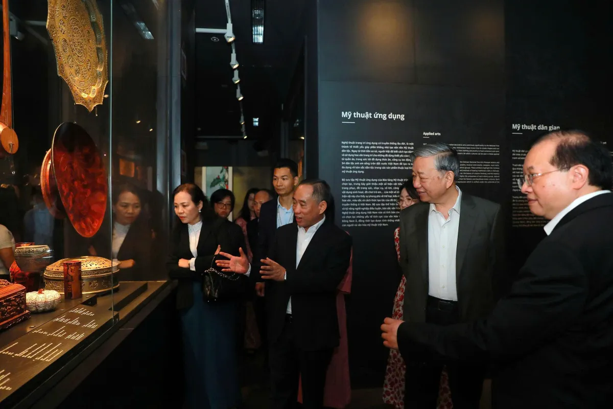 Tổng Bí thư tham quan Triển lãm 100 năm Mỹ thuật hiện đại tại Bảo tàng Mỹ thuật Việt Nam - Ảnh 2.