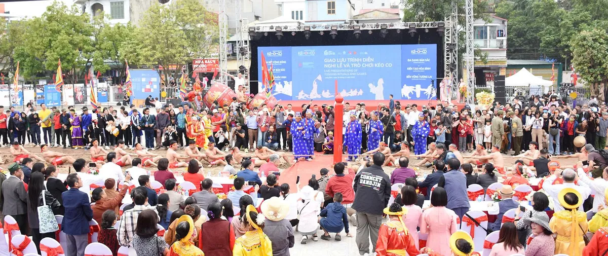 Vui nghiêng ngả xem trình diễn di sản kéo co - Ảnh 9.