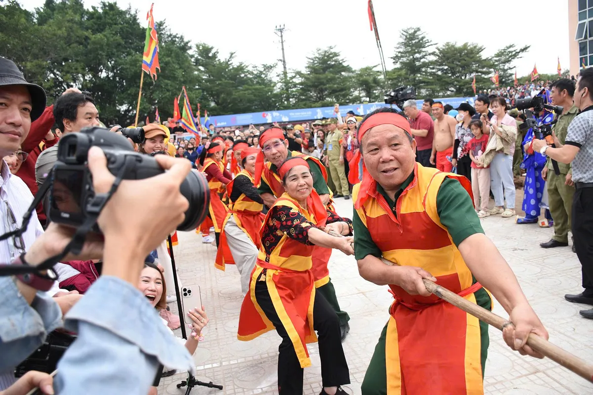 Vui nghiêng ngả xem trình diễn di sản kéo co - Ảnh 3.