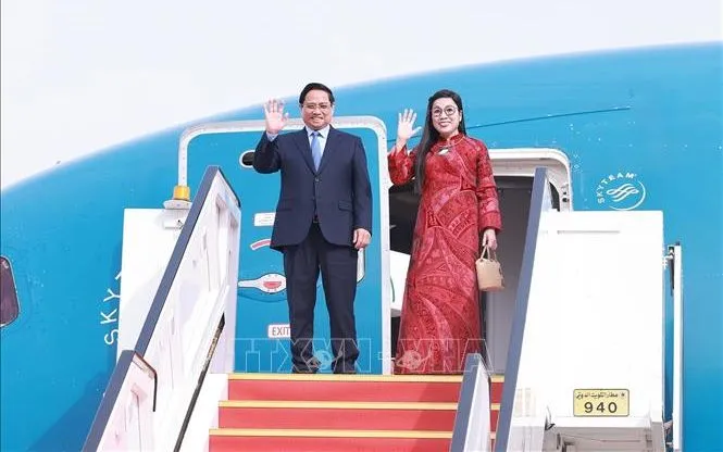Thủ tướng Phạm Minh Chính cùng Phu nhân bắt đầu chuyến thăm chính thức Kuwait. Ảnh: Dương Giang/TTXVN