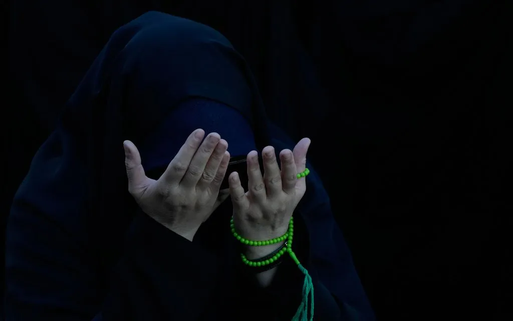 Một người cầu nguyện trong buổi lễ cầu mưa tại đền Saint Saleh ở Tehran, Iran, ngày 14/11/2025. (Ảnh: AP/Vahid Salemi)