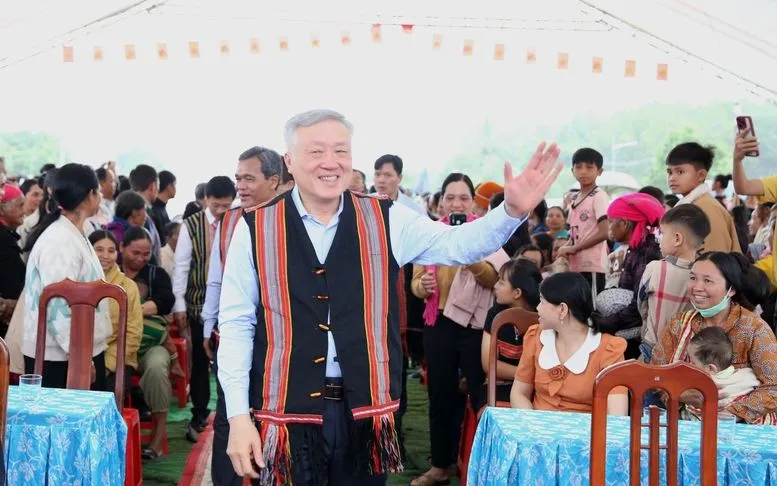 Phó Thủ tướng Thường trực Chính phủ Nguyễn Hòa Bình về dự Ngày hội Đại đoàn kết toàn dân tộc năm 2025 cùng bà con nhân dân thôn Chả Nhầy, xã Dục Nông, tỉnh Quảng Ngãi - Ảnh: VGP/Nguyễn Hoàng