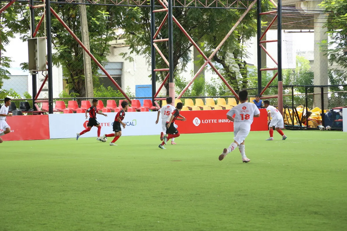 Top 10 Cầu thủ nhí 2025 thắng đậm đội bóng Thái Lan khi du đấu - Ảnh 3.